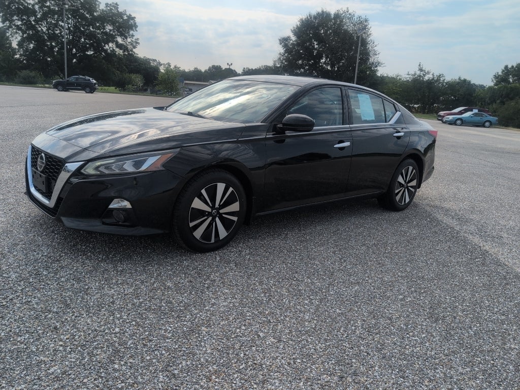 2019 Nissan Altima 2.5 SL in Super Black — front three-quarter view