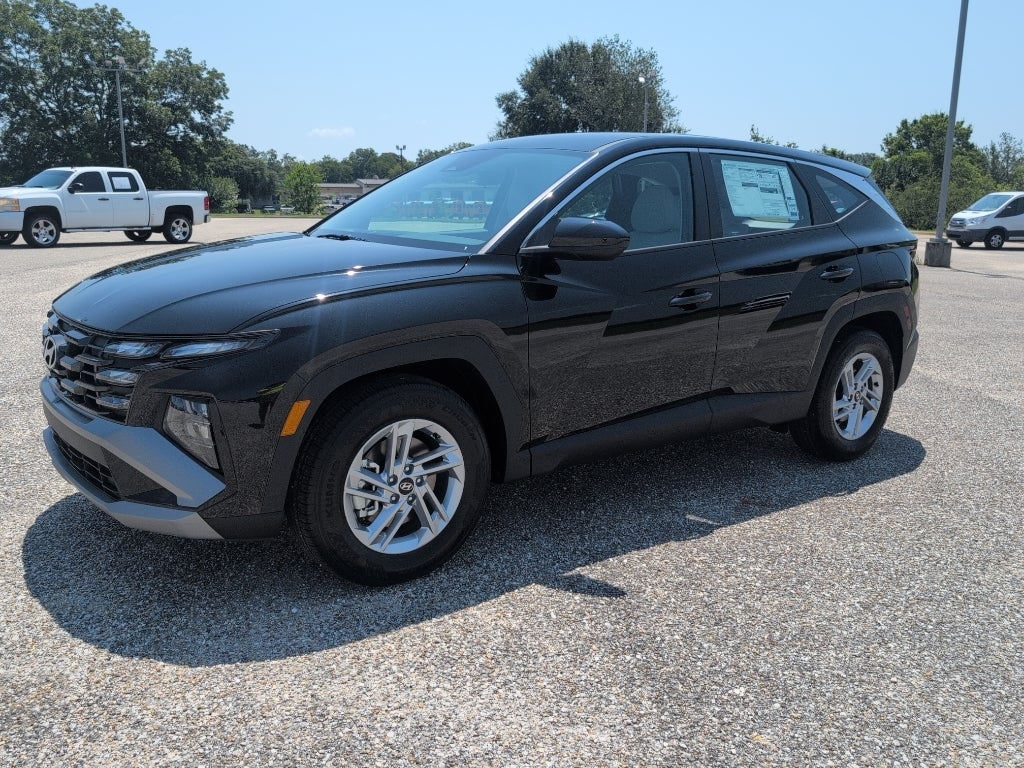 2026 Hyundai TUCSON SE in Phantom Black — front three-quarter view